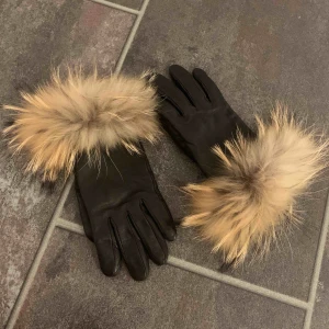  - Äkta skinnvantar med äkta päls från Hollies. Storlek 6,5 passar normal stora händer. Använda en gång, nypris 699kr nu 300kr. 