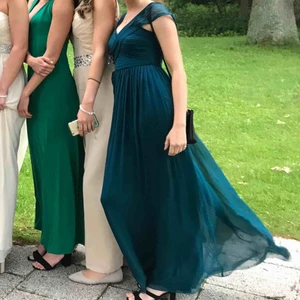  - Säljer min fina balklänning från nian! Den är grönblå i chiffongtyg. Köpt för över 2000 hos en skräddare. Den är kemtvättad och inga fläckar finns! Jag är 168 och  tycker den är perfekt i längd. Skriv för fler bilder eller frågor!