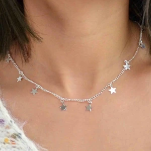  - Kort halsband i kedja med stjärnor! Endast guld finns kvar! Frakt ingår i priset🥰 (från Zend Details)