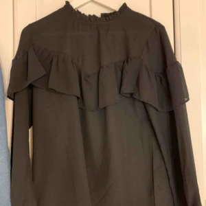  - Blus i nyskick, på bilden ser den grå ut men den är hel svart, ljuset som reflekterar! Nyskick