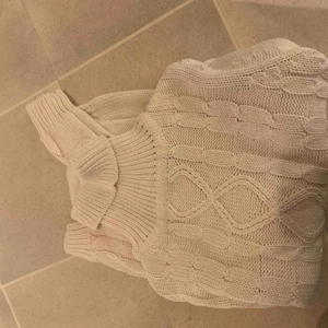  - Stickad vit tröja i fin skick