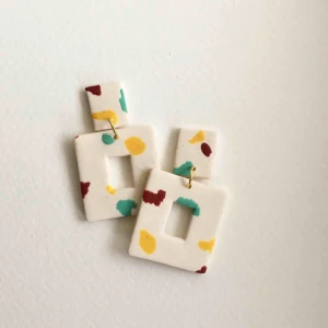  - Unika handgjorda örhängen i lera, går att få både i guldiga eller silvriga detaljer. •nickelfria  •frakt 9kr •insta: dorisclaydesign  