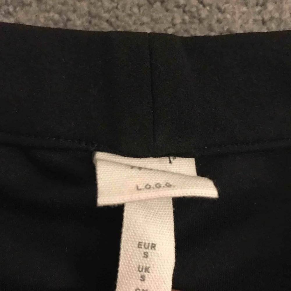 Fina byxor, säljer för att dom kommer inte till användning. Köparen står för frakt . Jeans & Byxor.