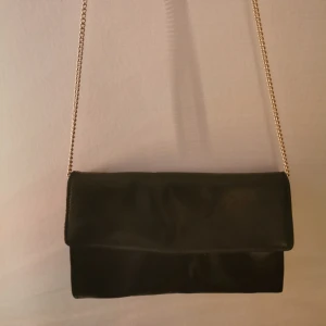  - Snygg väska med guld kedja  i gott skick. Varan skickas inom 5 dagar efter mottagen betalning. Köparen står för frakten 