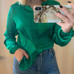  - En galet snygg grön skjorta ifrån RUT&CIRCLE i storlek S Är i använt skick med någon noppra på, men ändå väldigt fin! 100% Polyester  Pris: 75kr
