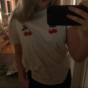  - Vit T-shirt med körsbär tryck på brösten från Gina tricot i strl XL.🍒 Stor i strl men väldigt lätt att stoppa in i jeansen om man vill att den ska sitta tightare,annars väldigt skön sovtröja;) . Använd ett fåtal gånger☺️köparen står för frakt 