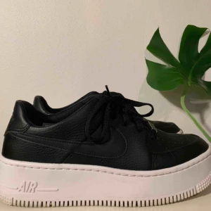  - Svarta Nike Air Force-1 med högre vit sula! Använda ett fåtal gånger och skorna är i fint skick. Köpta för 1200kr. Storlek 40, men skulle säga att de passar 39. Hör gärna av dig om eventuella frågor 💕