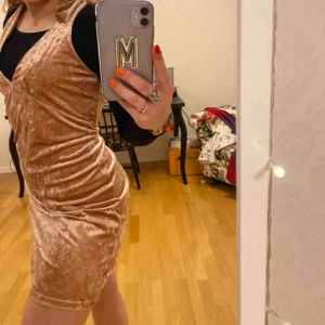  - Ljusrosa klänning från H&M i sammet!! Jättefina knytdetaljer vid axlarna och bra längd! Kan användas både med och utan tröja under:))