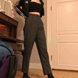  - Knappt använda byxor från Monki✨ mycket sköna och passar även formella tillfällen. Nyskick och mycket mjukt tyg. Kan mötas upp i Göteborg annars står köparen för frakt.