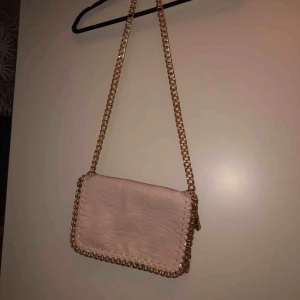  - Rosa skin väska med guld kedja ifrån scorett, väskan har ett ytterfack med två mindre fack på insidan samt ett stor utrymme för dina värdesaker✨✨