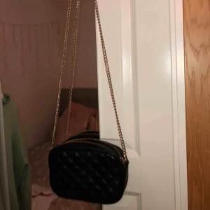  - Liten, gullig handväska med guldkedja från H&M. Mycket sparsamt använd. Bara att höra av dig om du har någon fråga💖💖 