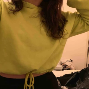  - Tjocktröja perfekt till sena festivalkvällar!! Gul hoodie i storlek S från Gina Trocot. Säljer för 20kr då jag inte använder den längre. (+frakt) 