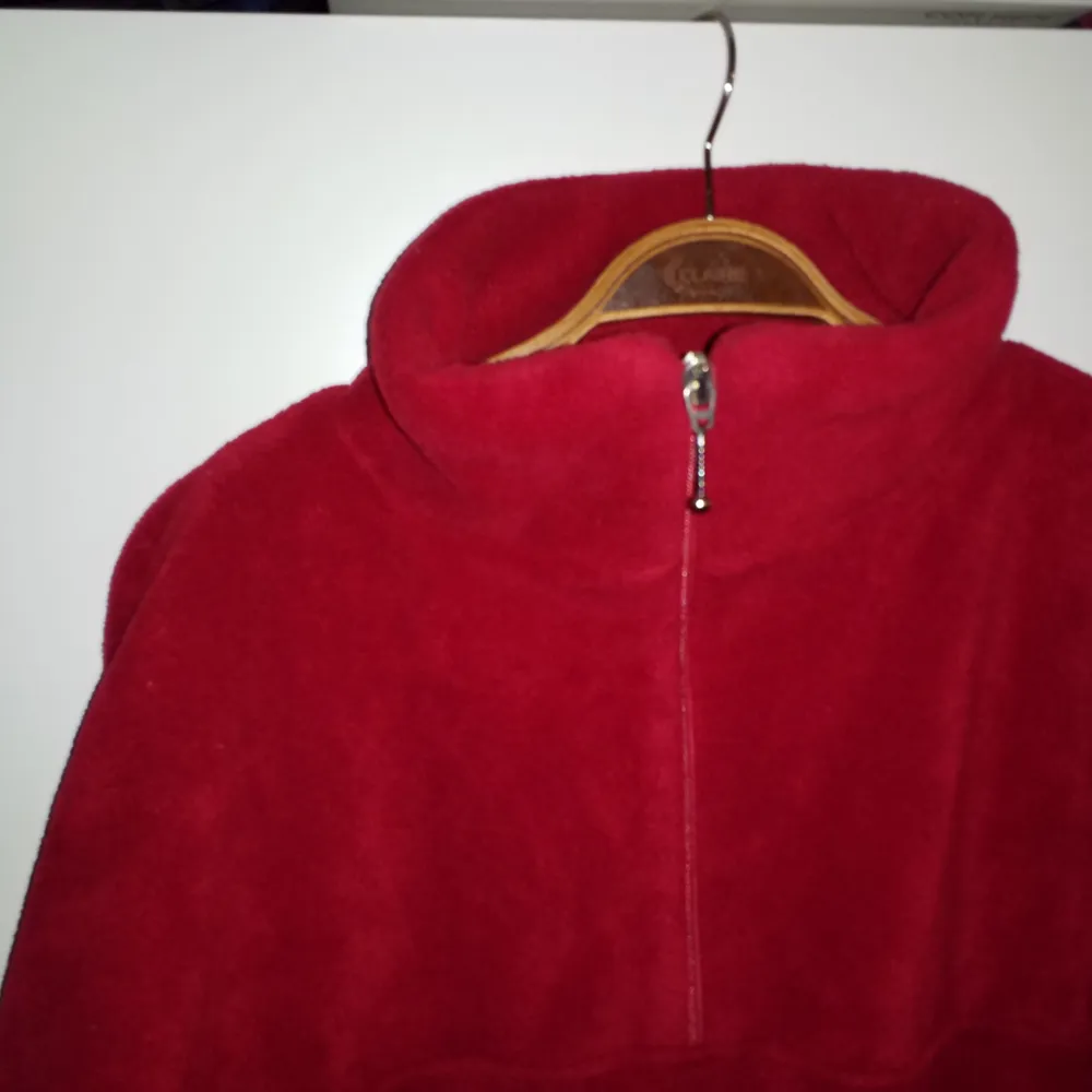 Superfin röd fleecetröja man kan ha som tröja eller jacka. Står ingen storlek i den men passar upp till xl. Tröjor & Koftor.