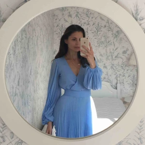  - Fantastiskt fin klänning som tyvärr är en storlek för liten vilket märks i midjan som sitter lite för tajt (jag är 165 cm lång och den går ner till anklarna på mig). Ville så gärna ha den ändå så köpte den trots det! Köpte den för 599 kr. 