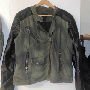  - Köpt jackan från new yorker använt max 2 gånger.  Säljer jackan pga att jag inte använder den. 