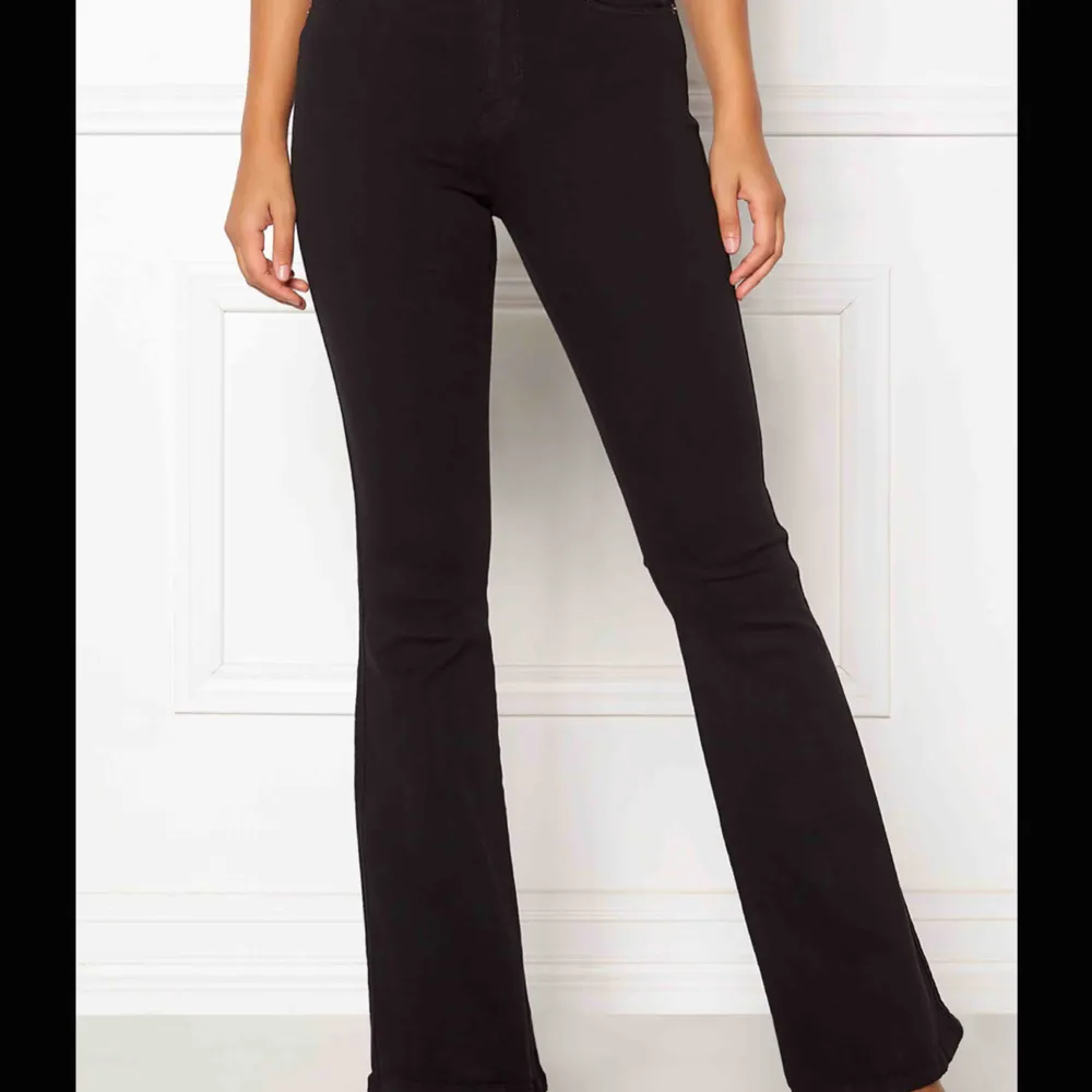 Svarta bootcut jeans ifrån Salt! Storlek S/30 men skulle nog säga de passar en Xs bättre nu😊 Är i bra skick men använda. . Jeans & Byxor.