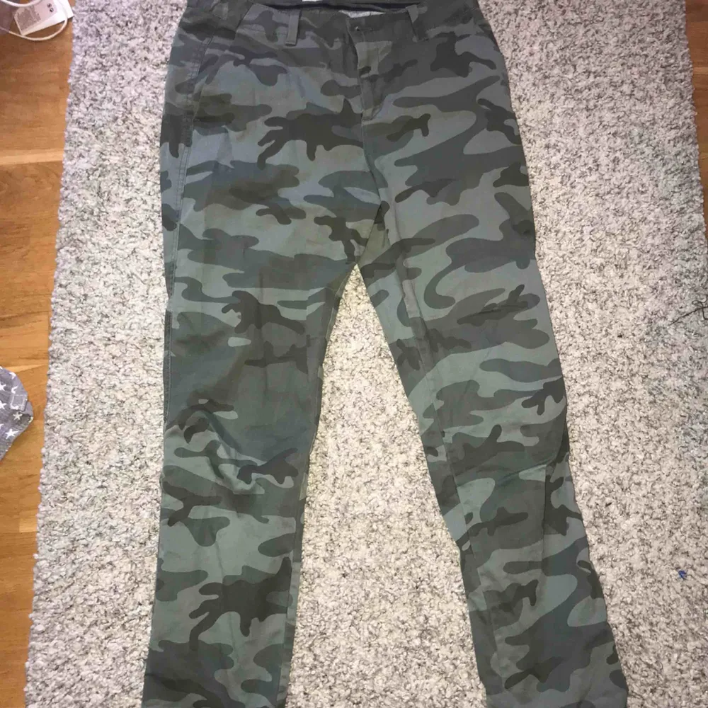 Militär gröna jeans från gap, använt lite men inget som märks av skönt material kan vara lite stor i midjan, frakt 40 kr. Jeans & Byxor.