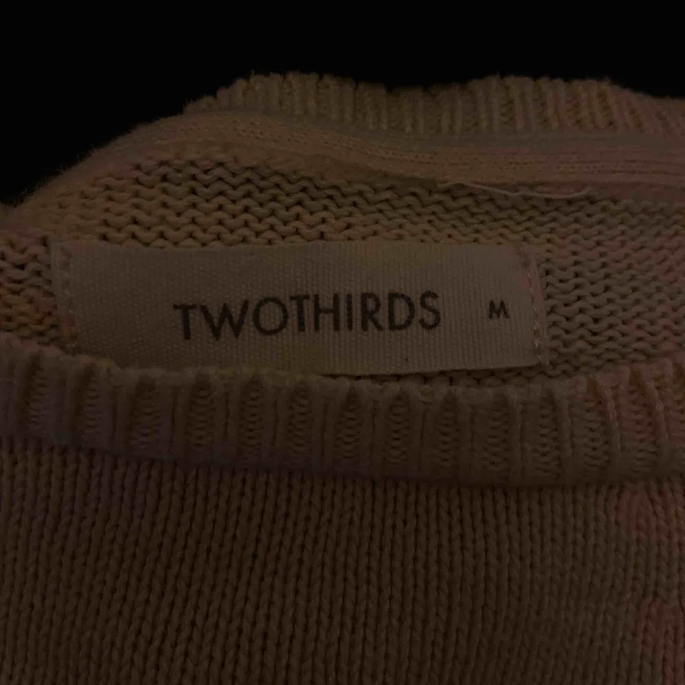 Superfin tröja från TWOTHIRDS. Den är stl M menar som en Small (jag är XS/S, kolla bilderna) Skriv för fler bilder, ljuset blev konstig och därför kan det se ut som om tröjan har rosa fläckar på vissa ställen. Stickat.