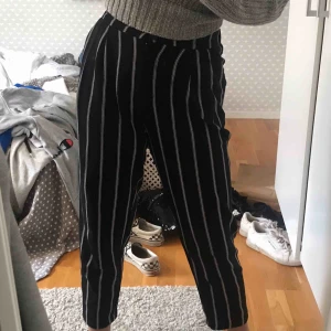  - Ett par svarta byxor från hm, Sitter jätteskönt och sitter åt i midjan använts en del men det märks inte av,frakt 40 kr💕