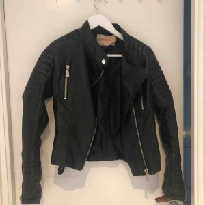  - Skit snygg jeansjacka från chiquelle ,