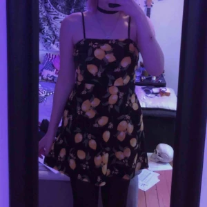  - Klänning med citroner från hm! Använd 2-3 gånger så den är i nyskick! 🥰 kan mötas i Uppsala/Rimbo eller frakta