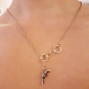  - Halsband: FÄNGSLA VAPEN! Material: alloy(legering). Märke: LILA LIMMO Original-InköpsMärke: SevenMore Frakt: 9:-