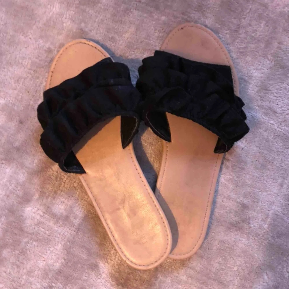Sandaler med volang i mocka imiterat material. Köpta i Paris på forever21 för 1 år sedan.. Skor.