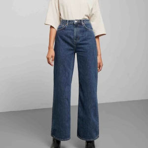  - Säljer mina mörkblå vida ace jeans från Weekday då de tyvärr blivit för små (frakten kostar 60)