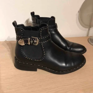  - Kängor med silverdetaljer i storlek 37, finns några saknade nitar som det syns på bilden, men annars är de i gott skick!  Perfekt nu till vintern✨