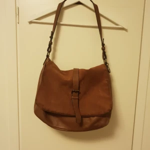  - Äkta mocka/läder väska i mörkbrun