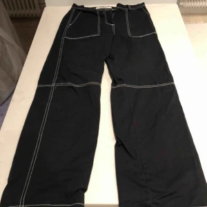  - Riktigt tunga brallor från Junkyard. Helsvarta med vita sömmar. I ett skönt chinos material. Storlek s så skulle säga W30 L30. Kunden står för frakten :)