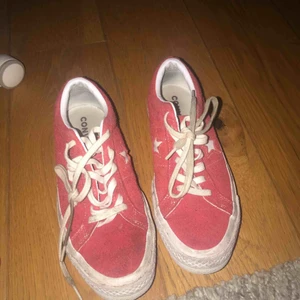  - Snygga convers skor i röd mocka! Skorna är i bra skick dock skulle ett par nya sko snören göra dem till ett toppen skick! 