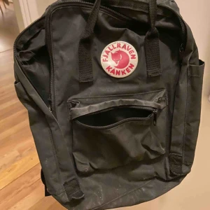  - Svart kånken ryggsäck med laptopfack, något slitet skick 