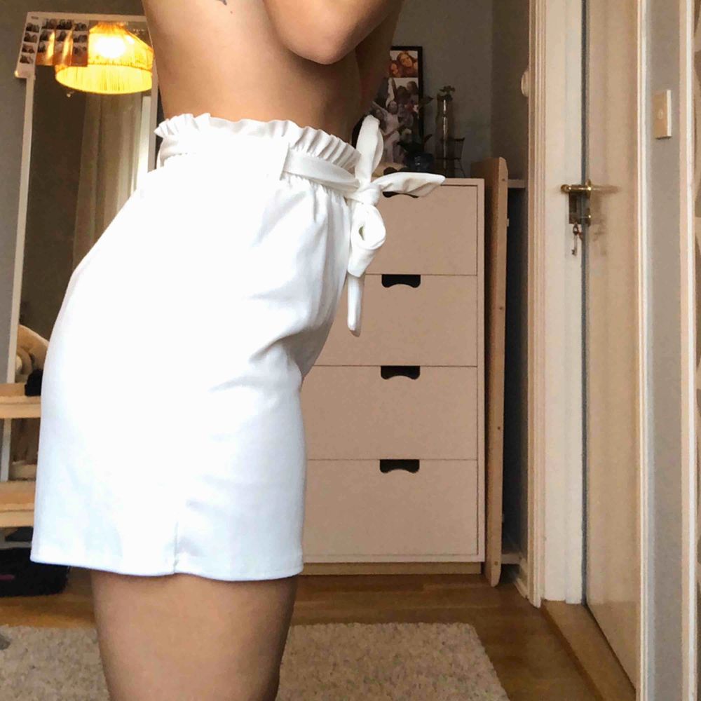Vita somriga shorts från sisters point, ALDRIG ANVÄNDA. Säljer pga använder ej🥰 kan mötas i Göteborg annars står köparen för frakt 📦💞. Shorts.