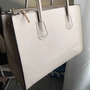  - Väska från h&m i fint skick, använd 2-3 ggr. Fråga ifall du har frågor❤️