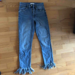  - Jeans med den PERFEKTA jeansfärgen🖤 måste tyvärr säljas då de blivit för små för mig, fransar nertill! Perfekt skick. Använd max 2ggr