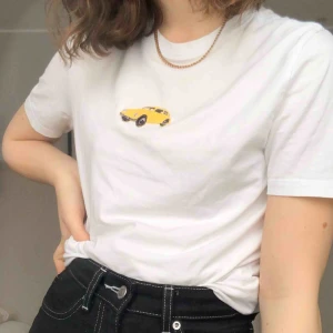  - Vit t-shirt med en bil på. Superfin och unik, köpt i USA förra året. Kan mötas upp i uppsala eller stockholm men annars står köparen för frakt💛