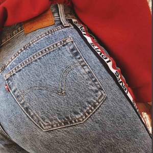 Blåa Levis jeans med tryck på sidan. Köptes för 1000kr är som nya. Säljs pga att dom är för små. Fint skick, jeans material, sitter tight men töjer ut sig. strl W25 L28 men måtten är 32cm i midjan och 94 cm längden. 