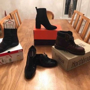  - Nya Nike free 5.0 TR FIT 4 stl.36,5 pris:700kr Nya Nike air Max stl.36,5 pris:250kr Nya Guess guld stl. 37 pris: 500kr Nya Guess blå stl.37,5 pris 600kr