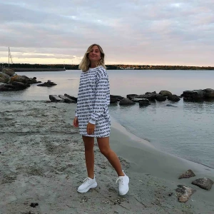  - Sweatshirt klänning från nakd x Linn Ahlborg. Går att styla på många sätt! Köpare står för frakt. 