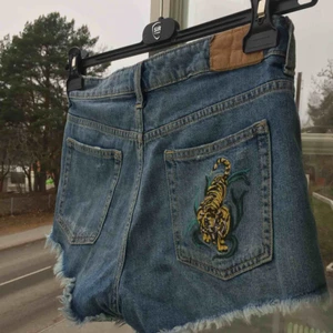  - Coola shorts med broderier! Inte använda alls och i princip nyskick! Skriv om du har frågor eller vill se mer bilder :) 