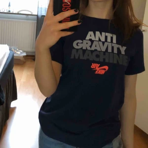  - Marinblå NIKE-tröja i bra skick. Storleken är i barnstorlek L men passar en som har ca XS-S. Köparen står för frakten. 