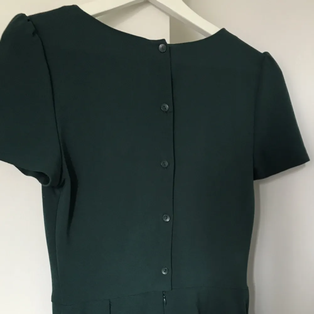🌷🌺🌸En jumpsuit i mörkgrönt från Zara. Framtill ser det ut som en klänning och bakifrån shorts. Inköpt för 500kr🌷🌺🌸. Shorts.