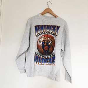  - Grå Collagetröja med tryck 