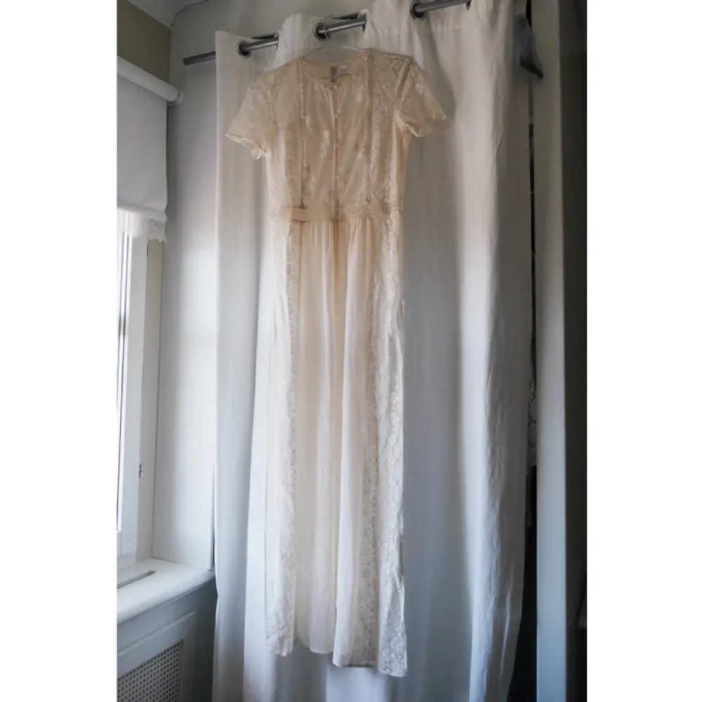 Superfin vit klänning från H&M perfekt till skolavslutnigar osv, endast använd en gång. Möts gärna upp i Stockholm för köp, annars kan den skickas om köparen står för frakten!. Klänningar.
