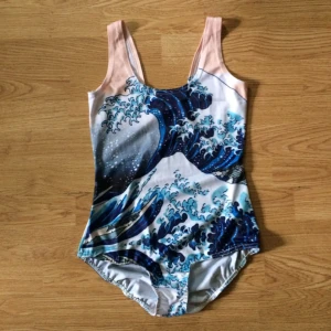  - 🌊 Iögonfallande baddräkt som får alla blickar den förtjänar. Bli snyggast på stranden/vid poolen med den här! Storlek XS. Materialet är troligen nylon/polyester. Endast provad med underkläder, ny! Vid frakt: +14kr 🌊