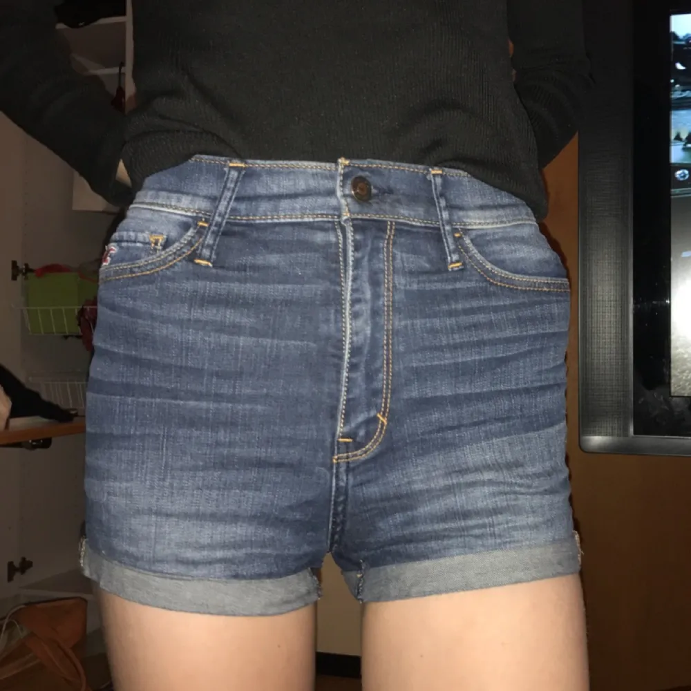 Högs Jeansshorts från hollister, storlek 0 (24). . Shorts.