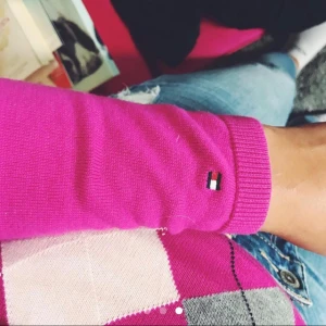  - Fin Tommy Hilfiger tröja , 30kr i frakt 