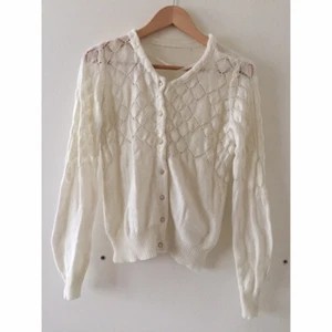  - Söt cardigan från London, rosor på knapparna. Passar XS-M 