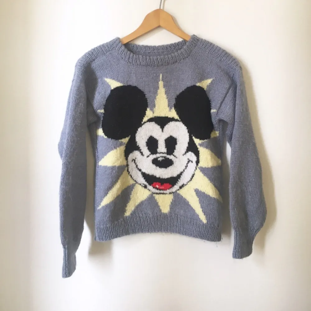 En glittrig ljusblå Mickey mouse tröja, vintage från 80talet! Liten i storlek och jätte söt! Förmodligen ullblandning för den är varm! . Stickat.